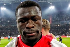 曼联更衣室炸了！球员不满阿莫林固执的阵型，鲁尼狠批