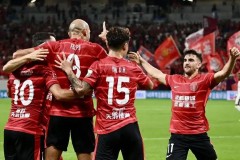 申花队中超赛场惊心动魄较量错失良机，球迷支持砥砺前行