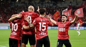 申花队中超赛场惊心动魄较量错失良机，球迷支持砥砺前行